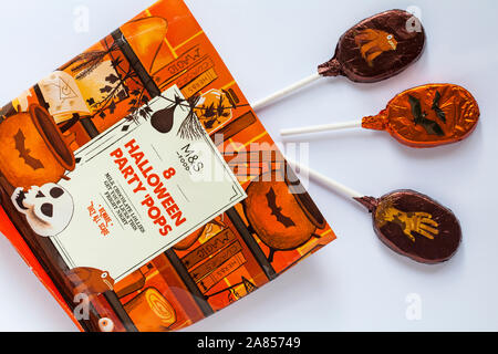 Pack de M&S Halloween Party pop situé sur fond blanc - chocolat au lait glacés obtenez votre lèche ce fright night - méfiez-vous ils ont tous peur Banque D'Images