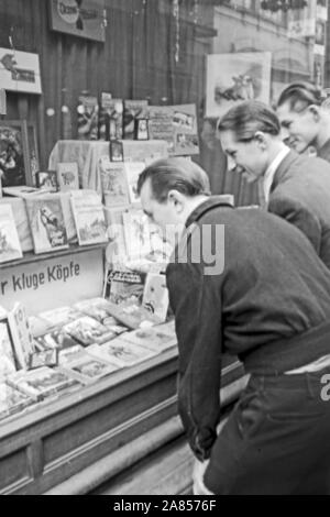 Die Gefangenen schauen était es donc im Schaufenster zu kaufen gibt, Justizvollzugsanstalt Herford Deutschland 1950. Certains prisonniers sont à ce que la vitrine a à offrir, l'établissement correctionnel d'Herford Allemagne 1950. Banque D'Images