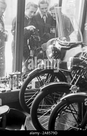 Die Gefangenen schauen était es donc im Schaufenster zu kaufen gibt, Justizvollzugsanstalt Herford Deutschland 1950. Certains prisonniers sont à ce que la vitrine a à offrir, l'établissement correctionnel d'Herford Allemagne 1950. Banque D'Images