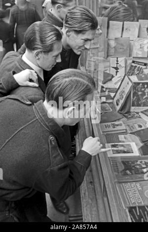 Die Gefangenen schauen était es donc im Schaufenster zu kaufen gibt, Justizvollzugsanstalt Herford Deutschland 1950. Certains prisonniers sont à ce que la vitrine a à offrir, l'établissement correctionnel d'Herford Allemagne 1950. Banque D'Images