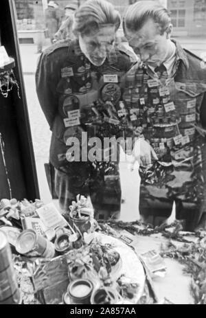 Die Gefangenen schauen était es donc im Schaufenster zu kaufen gibt, Justizvollzugsanstalt Herford Deutschland 1950. Certains prisonniers sont à ce que la vitrine a à offrir, l'établissement correctionnel d'Herford Allemagne 1950. Banque D'Images