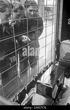 Die Gefangenen schauen était es donc im Schaufenster zu kaufen gibt, Justizvollzugsanstalt Herford Deutschland 1950. Certains prisonniers sont à ce que la vitrine a à offrir, l'établissement correctionnel d'Herford Allemagne 1950. Banque D'Images