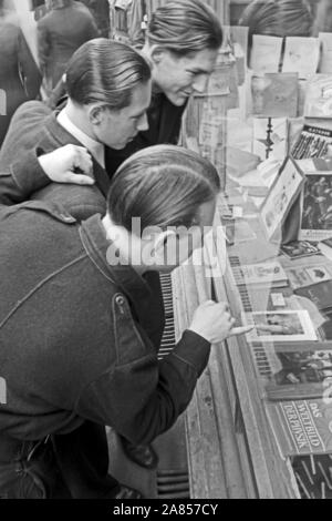 Die Gefangenen schauen était es donc im Schaufenster zu kaufen gibt, Justizvollzugsanstalt Herford Deutschland 1950. Certains prisonniers sont à ce que la vitrine a à offrir, l'établissement correctionnel d'Herford Allemagne 1950. Banque D'Images