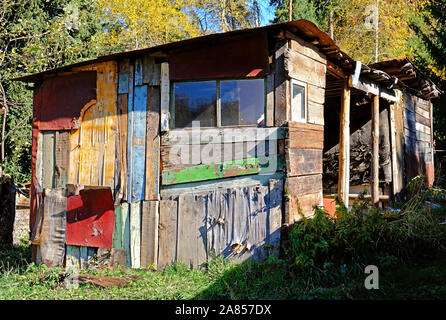 Ramshackle vieux hangar avec une texture intéressante de la paroi latérale dans la saison d'automne Banque D'Images