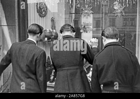 Die Gefangenen schauen était es donc im Schaufenster zu kaufen gibt, Justizvollzugsanstalt Herford Deutschland 1950. Certains prisonniers sont à ce que la vitrine a à offrir, l'établissement correctionnel d'Herford Allemagne 1950. Banque D'Images