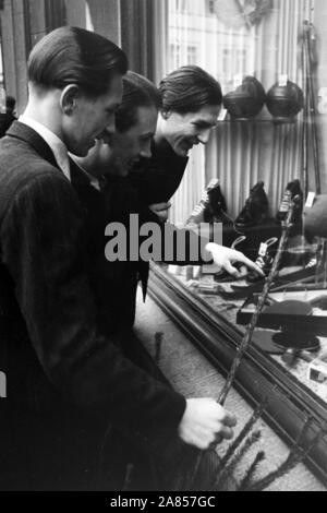 Die Gefangenen schauen était es donc im Schaufenster zu kaufen gibt, Justizvollzugsanstalt Herford Deutschland 1950. Certains prisonniers sont à ce que la vitrine a à offrir, l'établissement correctionnel d'Herford Allemagne 1950. Banque D'Images