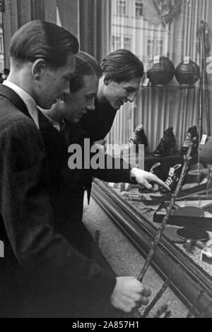 Die Gefangenen schauen était es donc im Schaufenster zu kaufen gibt, Justizvollzugsanstalt Herford Deutschland 1950. Certains prisonniers sont à ce que la vitrine a à offrir, l'établissement correctionnel d'Herford Allemagne 1950. Banque D'Images