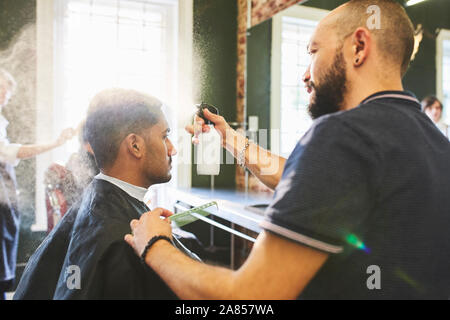 Coiffure homme cheveux la pulvérisation de l'homme dans ce type de Banque D'Images