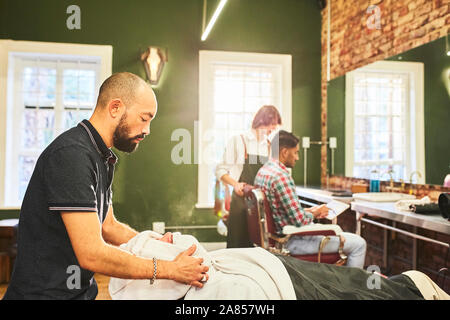 Coiffure homme visage de vapeur dans ce type de client Banque D'Images