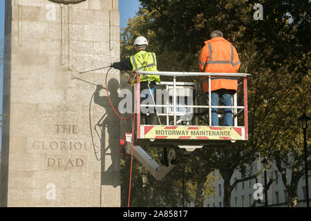 Westminster London, UK. 6 novembre 2019. Travailleurs sur les nacelles élévatrices pour nettoyer la pierre de cénotaphe de Whitehall memorial en préparation pour Dimanche du souvenir cérémonie de dépôt de gerbes en présence de membres du gouvernement et de la famille royale pour rendre hommage aux Britanniques et du Commonwealth morts . amer ghazzal /Alamy live News Banque D'Images