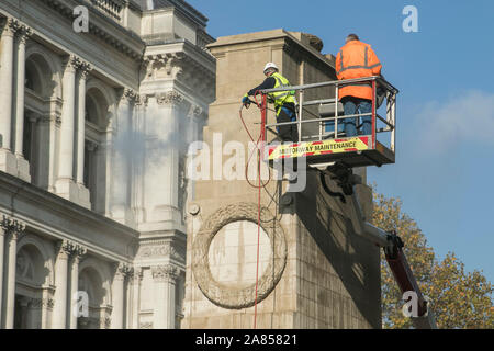 Westminster London, UK. 6 novembre 2019. Travailleurs sur les nacelles élévatrices pour nettoyer la pierre de cénotaphe de Whitehall memorial en préparation pour Dimanche du souvenir cérémonie de dépôt de gerbes en présence de membres du gouvernement et de la famille royale pour rendre hommage aux Britanniques et du Commonwealth morts . amer ghazzal /Alamy live News Banque D'Images