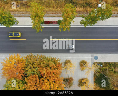 (191106) -- XIONGAN, Novembre 6, 2019 (Xinhua) -- photo aérienne prise le 6 novembre 2019 montre le décor de l'automne dans Xiongan nouveau domaine de la Chine du Nord, Province de Hebei. En 2017 la Chine a annoncé des plans pour établir la nouvelle zone Xiongan, situé à environ 100 km au sud-ouest de Beijing. C'est une étape importante dans le poussant le développement coordonné de la région Beijing-Tianjin-Hebei. (Xinhua/Xing Guangli) Banque D'Images