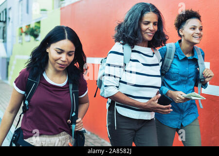 Mère et fille touristes marcher Banque D'Images