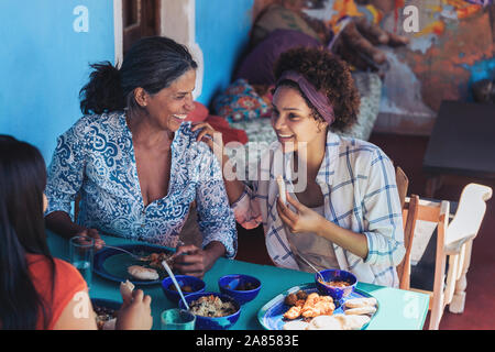 Happy mother and daughter enjoying déjeuner le restaurant patio Banque D'Images