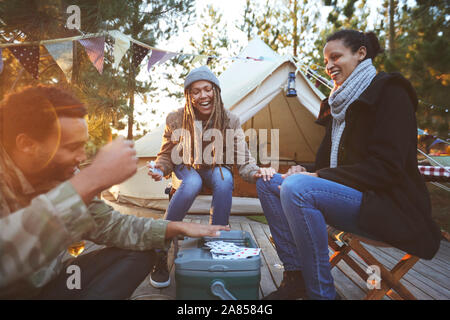 Happy friends jeux de cartes chez camping Banque D'Images