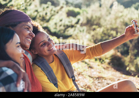 Heureuse mère et fille les randonneurs en tenant avec selfies téléphone appareil photo Banque D'Images