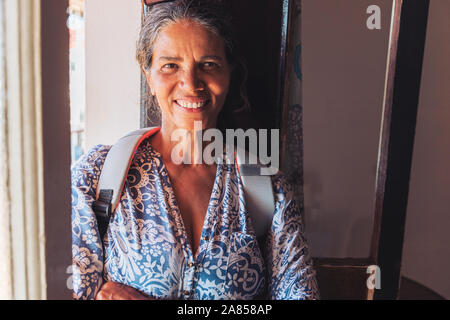 Portrait souriant, confident woman Banque D'Images