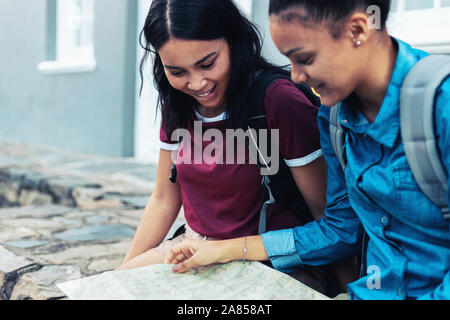 Les jeunes filles de backpackers Banque D'Images