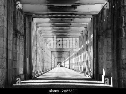 Pont. Voiture en traversant le pont international, de Tuy à Valenca, sur la rivière Mino, l'Espagne et Portugal frontière naturelle. Banque D'Images