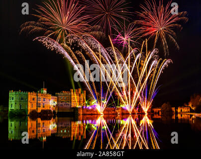 Château de Leeds, Kent, Angleterre, Royaume-Uni.Le plus grand feu d'artifice du sud-est de l'Angleterre. Banque D'Images