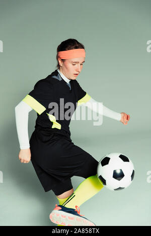 Teenage girl joueur de foot avec ballon de soccer Banque D'Images
