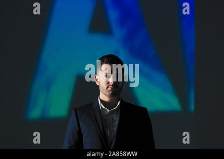 Portrait de l'exposition Double confident businessman contre texte IA Banque D'Images