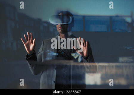 Double exposition businessman Using virtual reality simulator verres Banque D'Images