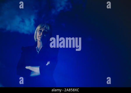 Portrait de l'exposition Double confident businesswoman contre ciel bleu avec des nuages Banque D'Images