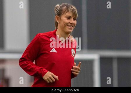 Cardiff, Wales 6/11/19. La formation des femmes du Pays de Galles à l'USW Sports Park avant de leur qualificatif de l'euro contre l'Irlande du Nord. Lewis Mitchell/YCPD. Banque D'Images