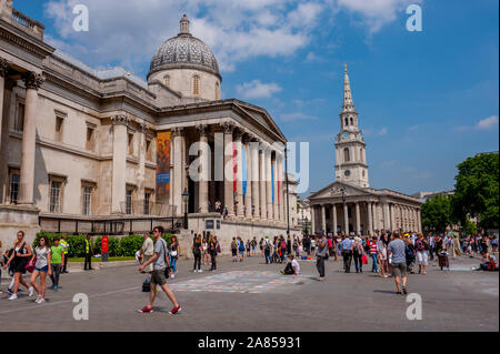La National Gallery de Londres à St Martin dans les champs à l'arrière-plan. Banque D'Images