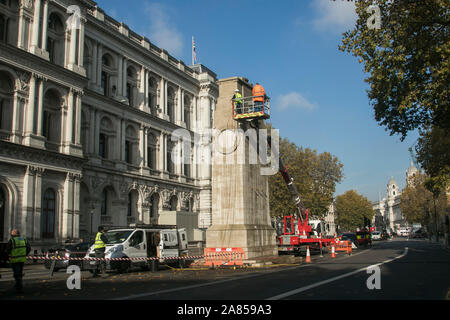 Westminster London, UK. 6 novembre 2019. Travailleurs sur les nacelles élévatrices pour nettoyer la pierre de cénotaphe de Whitehall memorial en préparation pour Dimanche du souvenir cérémonie de dépôt de gerbes en présence de membres du gouvernement et de la famille royale pour rendre hommage aux Britanniques et du Commonwealth morts . amer ghazzal /Alamy live News Banque D'Images