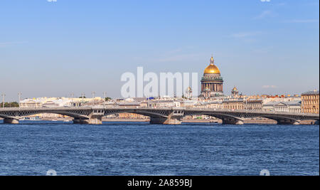 Photo panoramique de la côte de la rivière Neva avec Isaakievskiy Cathédrale et pont de l'Annonciation de Saint-Pétersbourg, Russie Banque D'Images