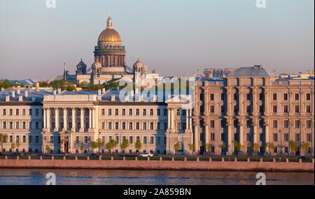 La côte de la rivière Neva, Isaakievskiy avec vue sur la cathédrale de Saint-Pétersbourg, Russie. Dôme doré de la Cathédrale Saint Isaac comme une dominante de l'architecture je Banque D'Images