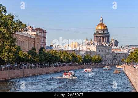 L'affichage classique de Saint-Pétersbourg avec Isaakievskiy ville Cathédrale. Photo prise à partir de l'Potseluev Bridge ou pont littéralement de baisers à travers le Moyk Banque D'Images