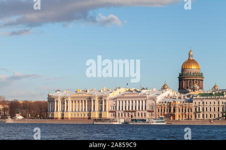 Vision classique de la côte de la rivière Neva avec Isaakievskiy dans la Cathédrale de Saint-Pétersbourg, Russie. Dôme doré de la Cathédrale Saint Isaac à titre d'architectur Banque D'Images