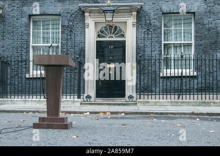 Westminster London, UK. 6 novembre 2019. Le lutrin est placé en face de la porte du 10 Downing Street comme premier ministre Boris Johnson se prépare à adresser aux médias d'annoncer le lancement de la campagne électorale de l'hiver . amer ghazzal /Alamy live News Banque D'Images