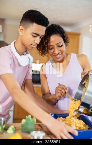 Mère et fils adolescent la cuisson dans la cuisine Banque D'Images