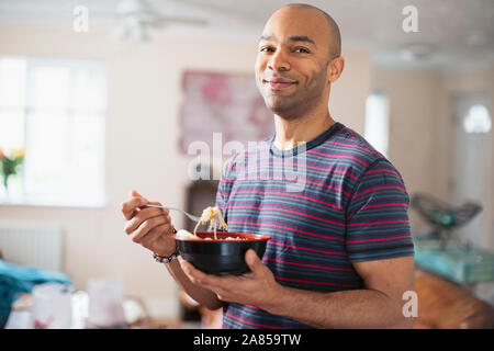 Portrait homme confiant de manger Banque D'Images