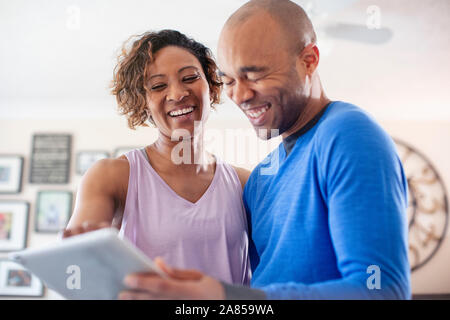 Happy couple using digital tablet Banque D'Images