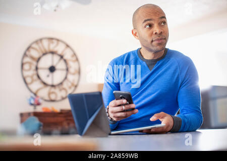 Man using digital tablet et smart phone Banque D'Images