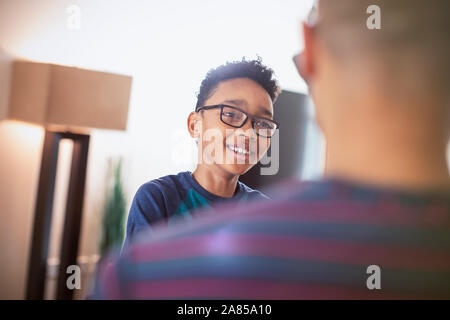 Smiling fils parler avec père Banque D'Images