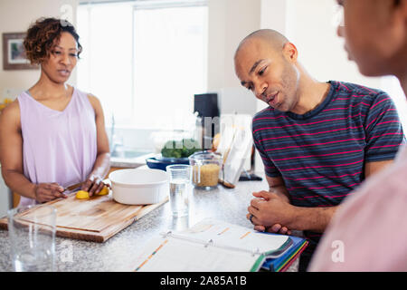 Cuisine familiale et de faire leurs devoirs dans la cuisine Banque D'Images