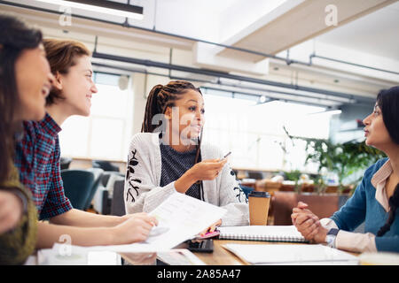 Businesswomen talking in meeting Banque D'Images