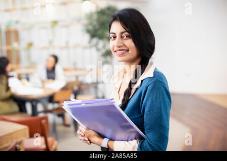 Portrait confiant, happy businesswoman in office Banque D'Images