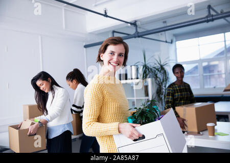 Portrait heureux, confident businesswoman déménagement dans nouveau bureau Banque D'Images