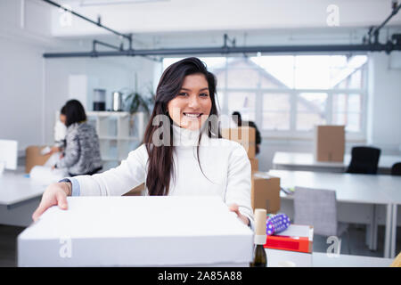 Confident businesswoman Portrait déménagement dans nouveau bureau Banque D'Images