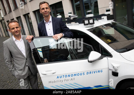 06 novembre 2019, Hambourg : Alexander Hitzinger (l), responsable de la conduite autonome chez Volkswagen, et Helge Neuner, chef du groupe Volkswagen de conduite autonome, l'innovation sont debout à un Golf électriques équipés de lecteurs laser, caméras, capteurs à ultrasons et radar pour la conduite entièrement automatique. Depuis avril 2019, le fabricant de voiture VW a été conduite automatique de test dans la circulation routière à Hambourg. Dans la phase de test, cinq voitures de golf électriques, équipées de lecteurs laser, caméras, capteurs à ultrasons et radar, arriveront dans le but d'obtenir par sans l'intervention de la rem Banque D'Images