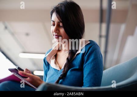 Businesswoman using smart phone Banque D'Images