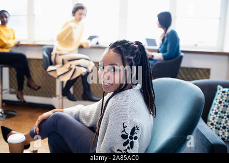 Portrait confident businesswoman in office Banque D'Images