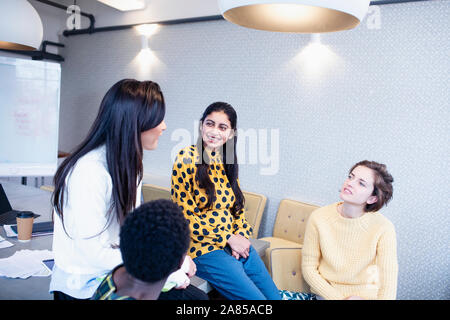 Businesswomen talking dans la salle de conférence réunion Banque D'Images